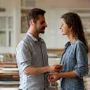 Architetto che mostra campioni di materiali a un cliente